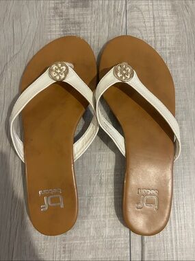 Betani White Leather Thong Sandals with Gold Medallion, Sz 5.5